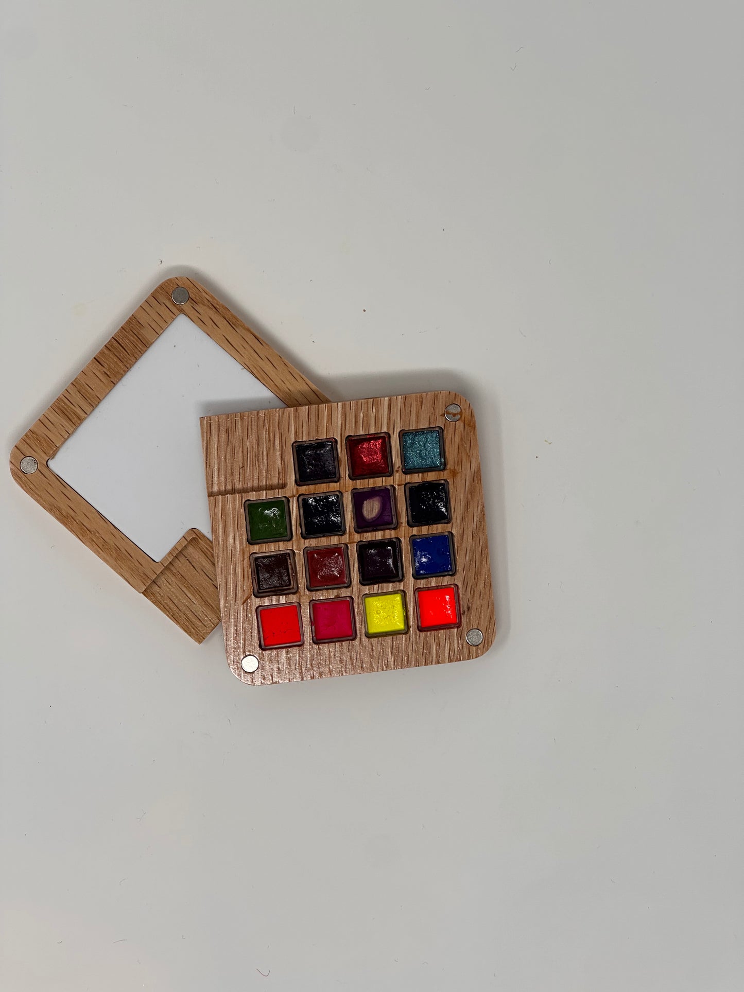 Wooden travel palette