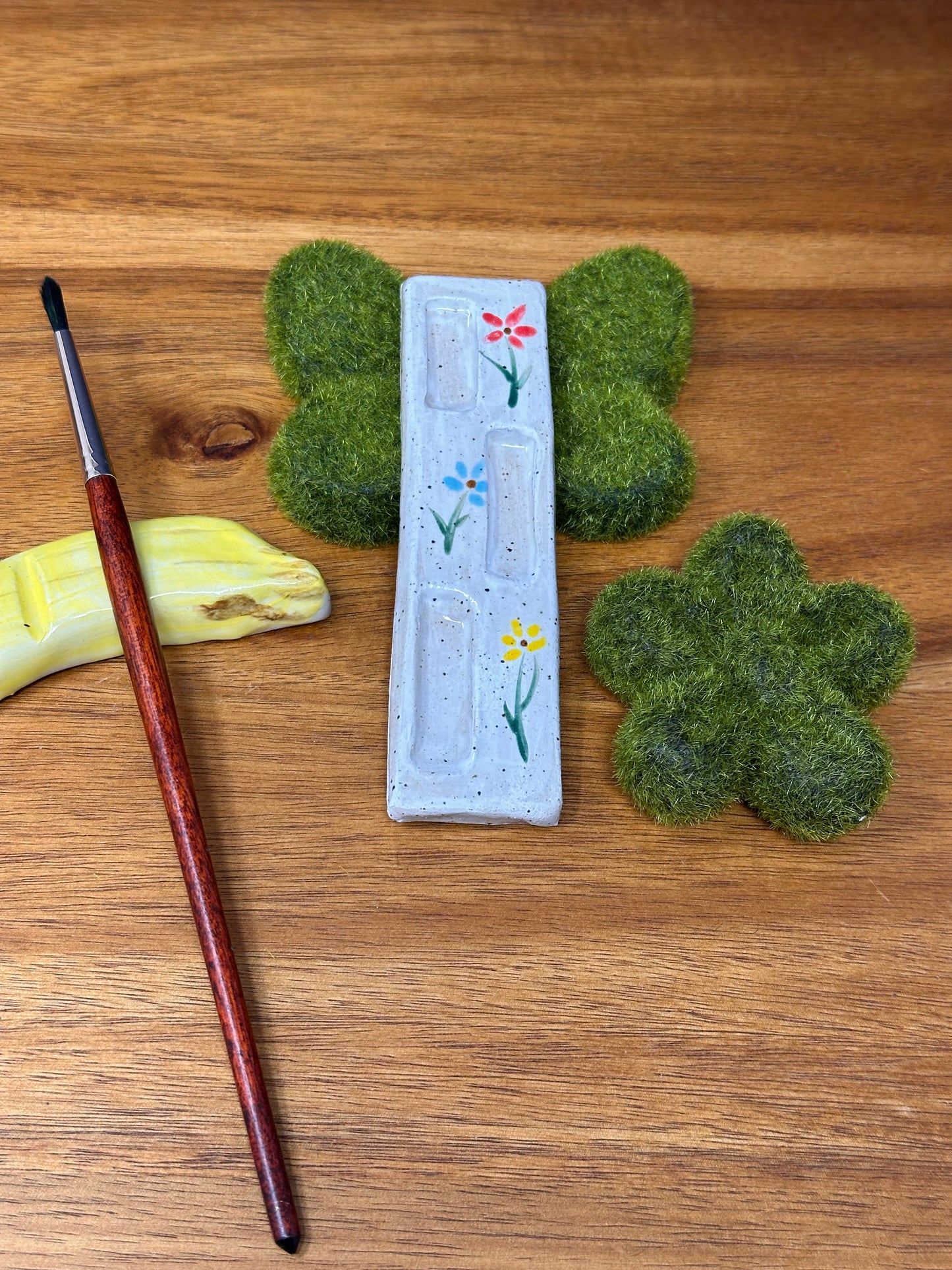 Small flower palette with 3 wells